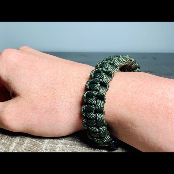 Men’s Paracord Survival Bracelet - Picture 3 of 5